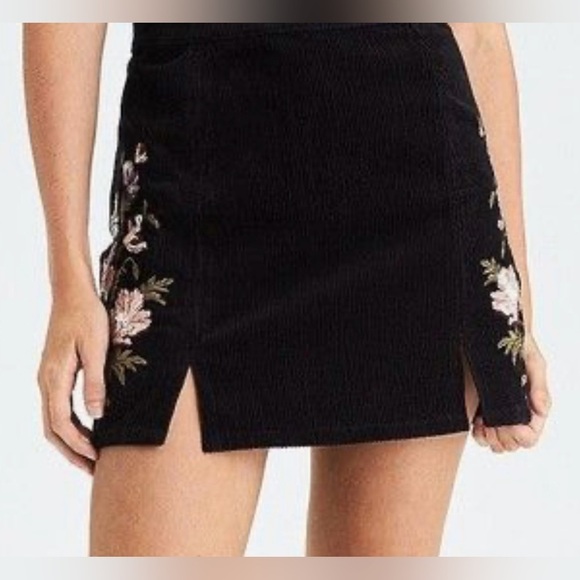 American Eagle Outfitters Dresses & Skirts - American eagle outfitters Floral Embroidered Black Skirt